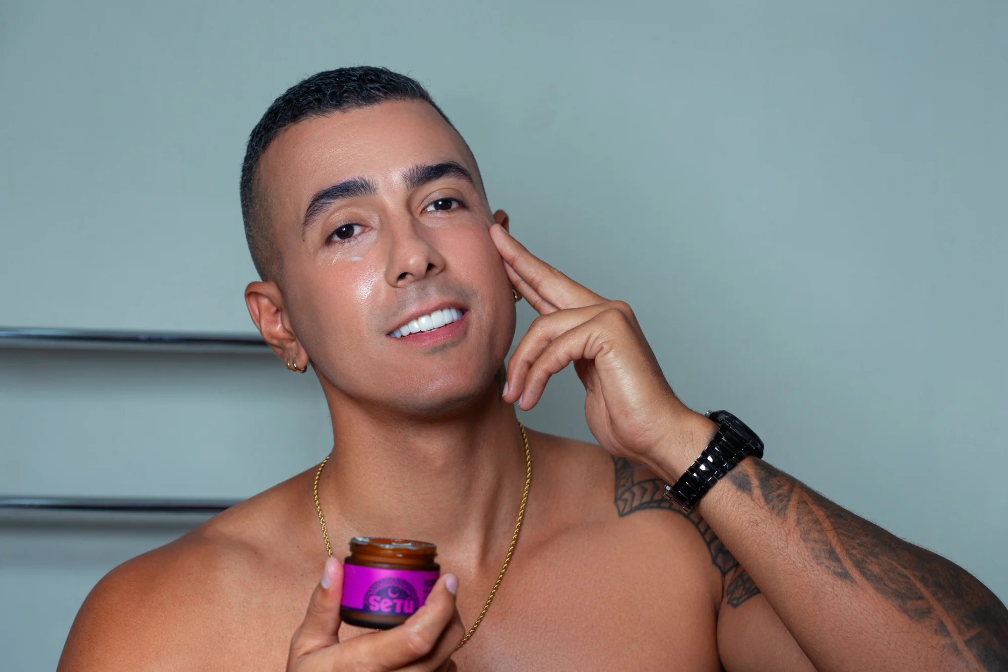Man applies Setu Moisturizer with Retinol