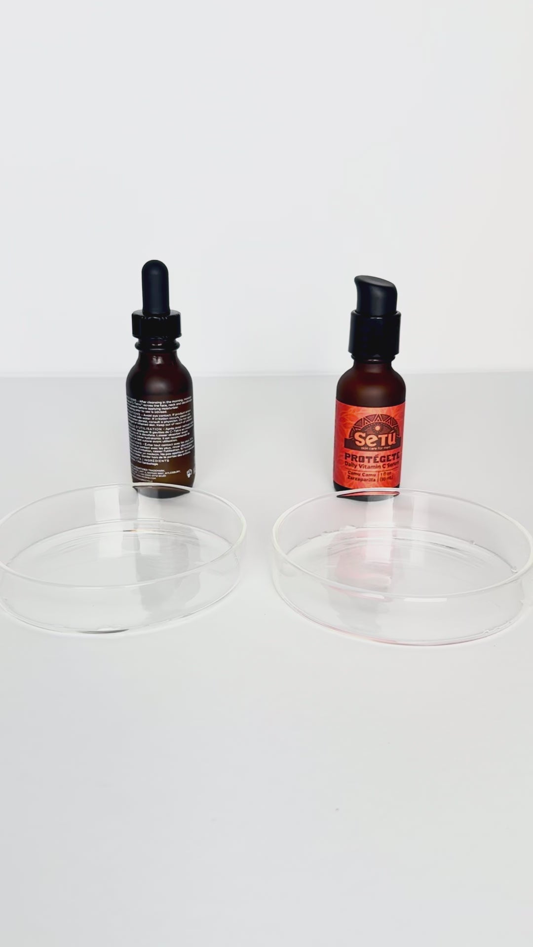 Load video: Side-by-side demo: a dropper vitamin C serum drips onto a dish while one press of the Setú PROTÉGETE pump dispenses a single, clean dollop.