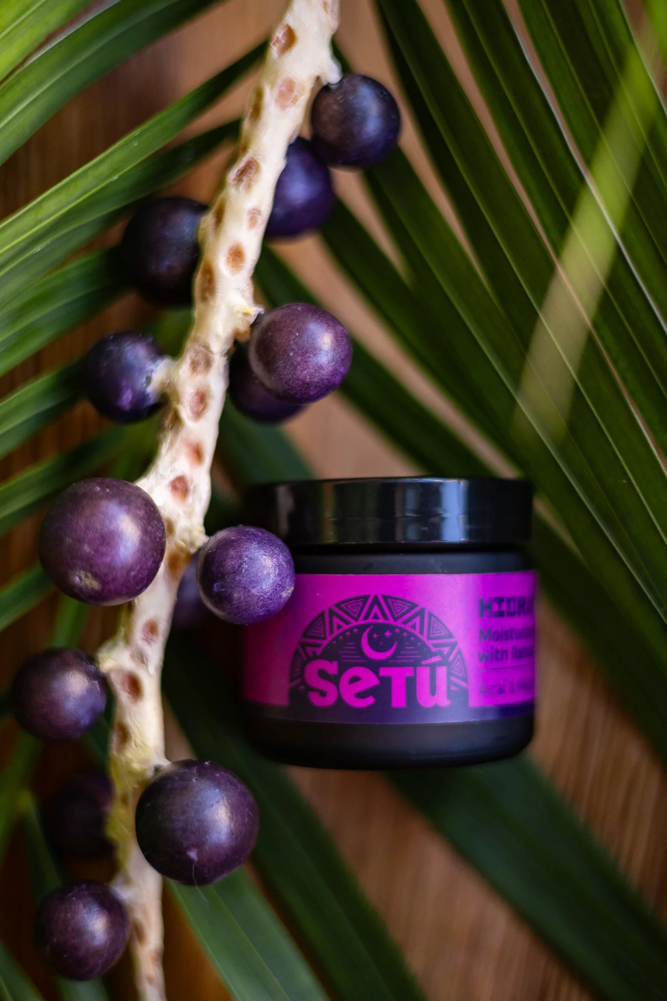 Jar of Setu hidratate retinol moisturizer for men product with purple label on a leafy background with acai